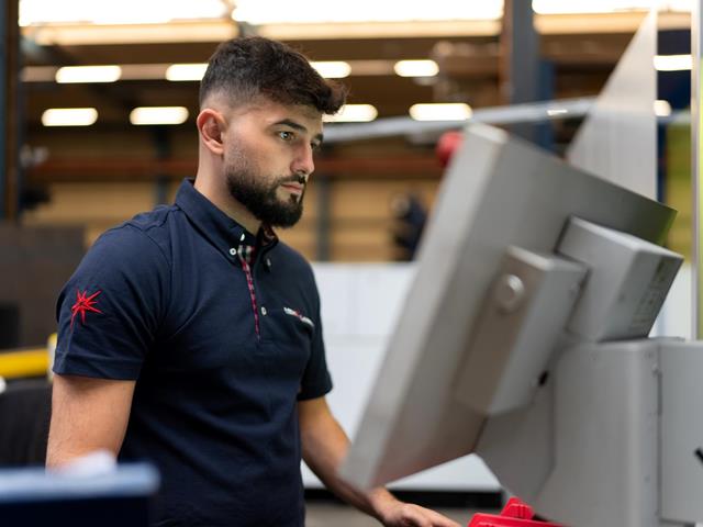 1 Bediener für unsere Lasermaschine (w/m/x)